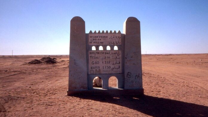 Début de la piste Tanezrouft au sud de Reggane, Algérie