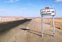 Panneau de signalisation routière à l'approche de Tamanrasset