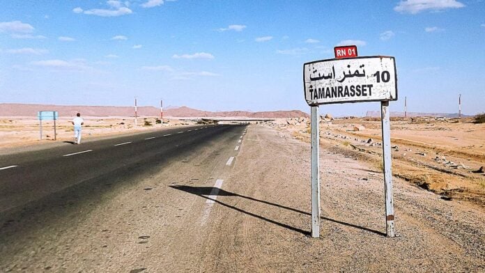 Panneau de signalisation routière à l'approche de Tamanrasset