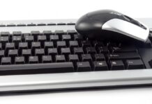 Une souris et un clavier d'ordinateur