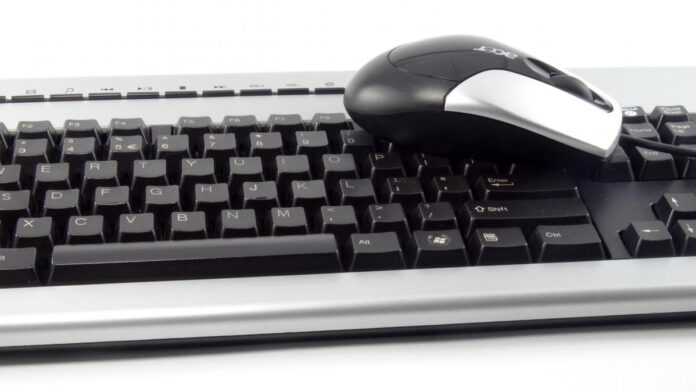 Une souris et un clavier d'ordinateur