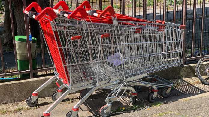 Des caddies de supermarché