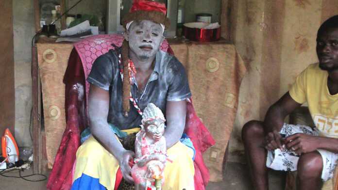 Un homme pratiquant le Bwiti à Abongo près de Lambaréné © David Stanley