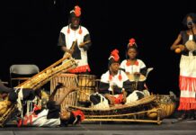 Des enfants burkinabé lors d'un spectacle