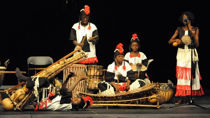 Des enfants burkinabé lors d'un spectacle