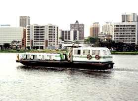 Un bateau-bus Un bateau-bus