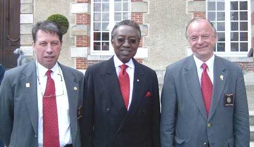 Jonathan B. Majiyagbe entouré de Marc Fontenoy (à gauche) Gouverneur du district 1770 et Lucien Moreau (à droite) Gouverneur du district 1660 Jonathan B. Majiyagbe entouré de Marc Fontenoy (à gauche) Gouverneur du district 1770 et Lucien Moreau (à droite) Gouverneur du district 1660