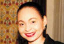 La femme noire leader rayonne à Paris La femme noire leader rayonne à Paris