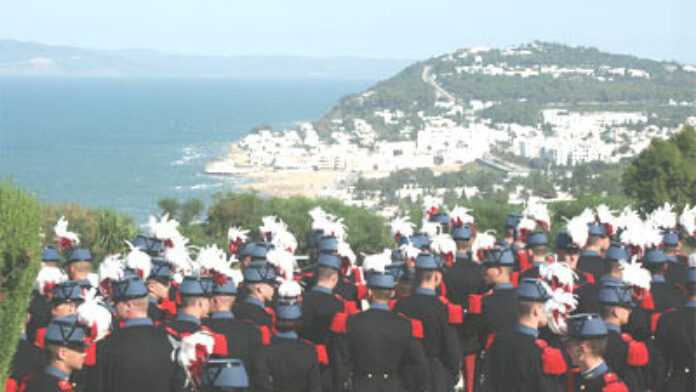 Elèves de Saint-Cyr sur une colline de Tunisie