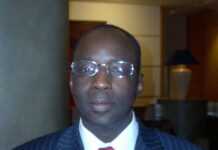 Miss Soninké France 2005 reçoit le prix Sia Yatabaré Monsieur Magassy