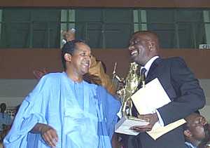 Zola Maseko (droite) et le lauréat 2003 mauritanien Abderhamane Sissako Zola Maseko (droite) et le lauréat 2003 mauritanien Abderhamane Sissako