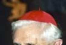 Joseph Ratzinger devient le pape Benoît XVI et succède à Jean-Paul II Joseph Ratzinger devient le pape Benoît XVI et succède à Jean-Paul II