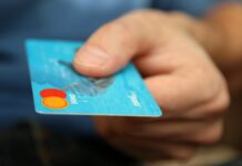 La carte bancaire se démocratise à l’Ouest Une main tenant une carte bancaire