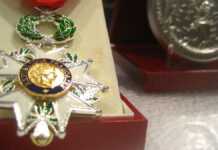 Le général Aussaresses exclu de la Légion d’honneur Médaille de chevalier de la Légion d'honneur © Sunny Ripert