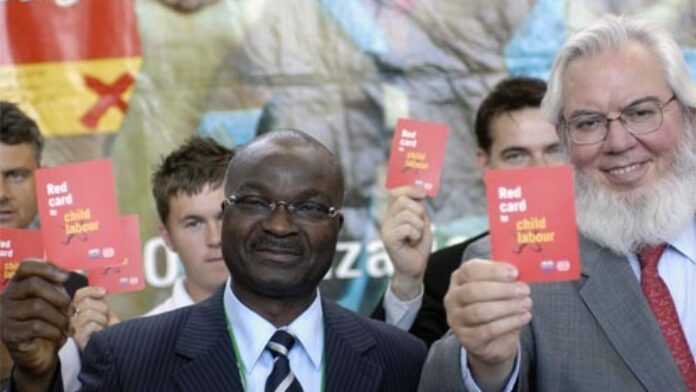 Roger Milla entouré des cartons rouges contre le travail des enfants