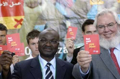 Roger Milla entouré des cartons rouges contre le travail des enfants Roger Milla entouré des cartons rouges contre le travail des enfants