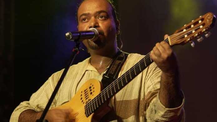 Paulo Flores à la guitare