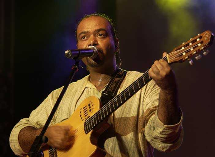 Paulo Flores à la guitare Paulo Flores à la guitare