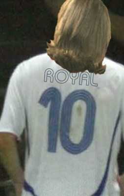Le montage présentant Ségolène Royal de dos, qui porte le maillot de Zinedine Zidane Le montage présentant Ségolène Royal de dos, qui porte le maillot de Zinedine Zidane