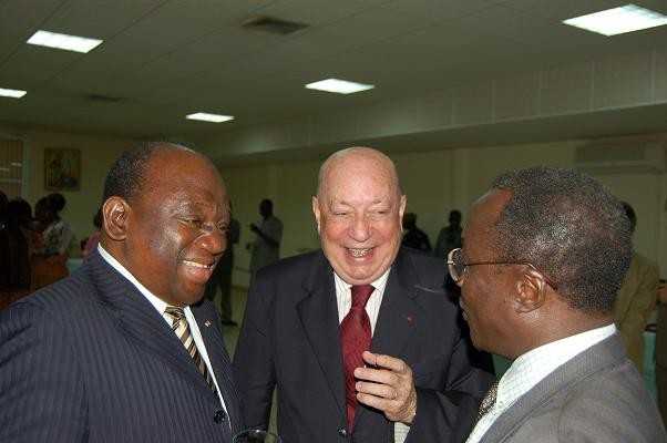 Franche rigolade entre Hervé Bourges, Président de l'Union de la Presse Francophone, et le Ministre Adama Fofafa, ancien Président du CSC burkinabé