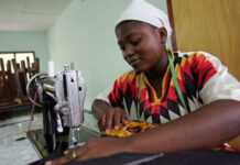 Un casque bleu n’est pas un cache-sexe Jeune fille dans une école professionnelle