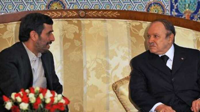Bouteflika avec Ahmadinejad sur le nucléaire iranien