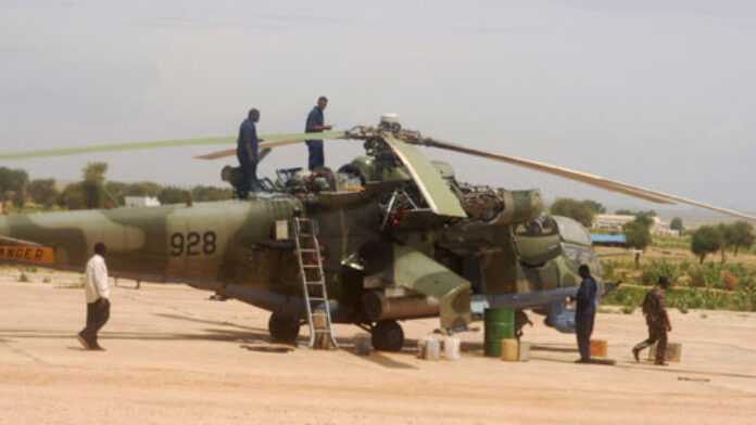 Un hélicoptère d’attaque russe Mi-24 transféré à l’aéroport d’El Geneina depuis Nyala, au Darfour.