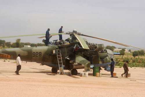 Un hélicoptère d’attaque russe Mi-24 transféré à l’aéroport d’El Geneina depuis Nyala, au Darfour.