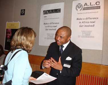 ALC, représenté par C. Ngueda, lors d'une opération de promotion ALC, représenté par C. Ngueda, lors d'une opération de promotion