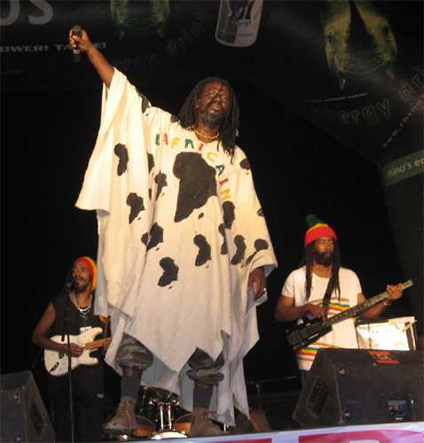 Tiken Jah sur scène à Lomé Tiken Jah sur scène à Lomé