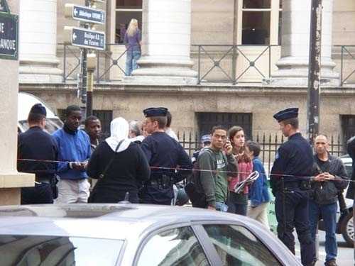 Les CRS à la sortie de la rue de la Banque