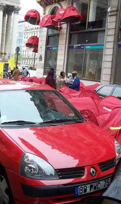 Les tentes dans la rue de la Banque