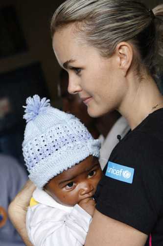 Laeticia Hallyday et un bébé malgache Laeticia Hallyday et un bébé malgache