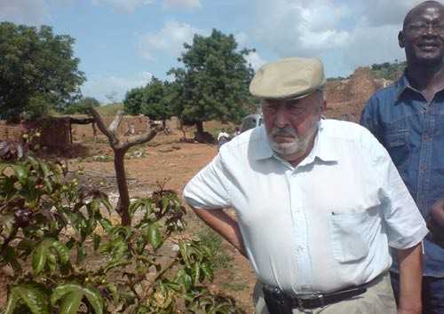 Jean-Claude Sabin devant un plan de jatropha au Burkina