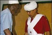 Barack Obama portant des vêtements traditionnels somaliens.