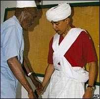 Barack Obama portant des vêtements traditionnels somaliens. Barack Obama portant des vêtements traditionnels somaliens.