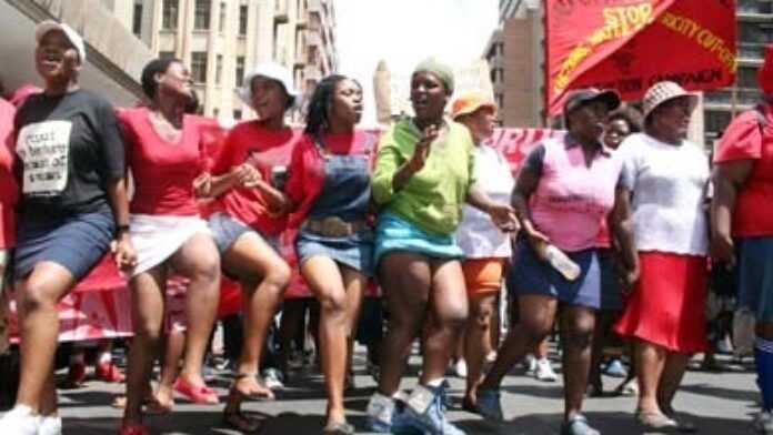Des femmes en mini-jupe manifestant.