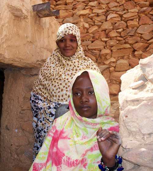 Aicha (en haut) et Lemra, commerçantes à Chinguetti