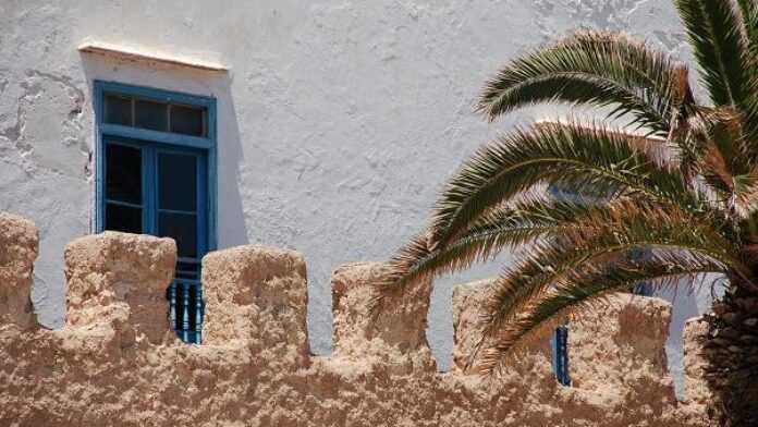 Les maisons blanches derrière les créneaux d'Essaouira