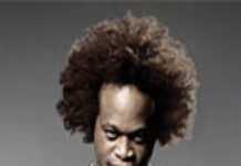 Dovi, un chanteur à la joie de vivre communicative Dovi