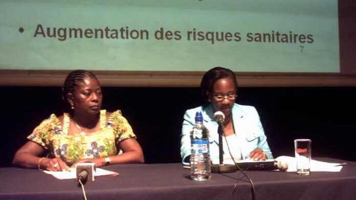 La ministre gabonaise de l'Environnement Georgette Koko, à gauche, et Bintou Djibo, représentant résident du Programme des Nations Unies pour le développement au Gabon