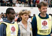 JO de Pékin : Aladji Ba, défenseur des droits humains et de l’olympisme Aladji Ba, Geneviève Garrigos (Présidente d'Amnesty France) et Louis Mauffret (navigateur)