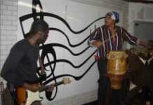 Keziah Jones très show dans le métro Deux membres du groupe Adjabel