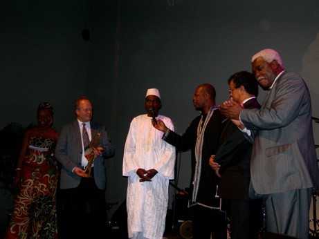 Mahamane Garba Touré (en blanc)