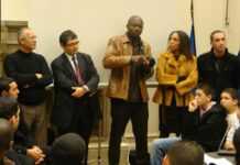 Enoch Effah remercie ses supporters et le maire du 13e (à sa gauche sur la photo)