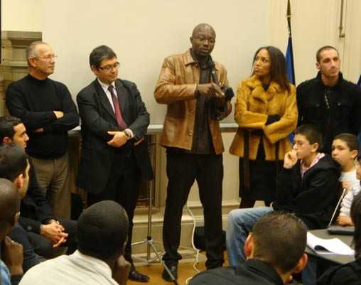 Enoch Effah remercie ses supporters et le maire du 13e (à sa gauche sur la photo)  