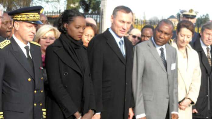 Recueil devant le monument actuel aux Héros de la Force Noire