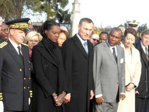 Recueil devant le monument actuel aux Héros de la Force Noire Recueil devant le monument actuel aux Héros de la Force Noire