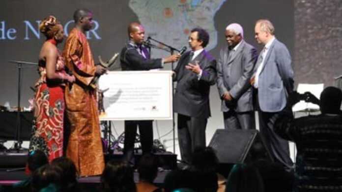 Le maire de Ngor (en marron) recevant le prix Harubuntu 2008 - Autorité locale, le 20 octobre dernier à Bruxelles