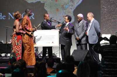 Le maire de Ngor (en marron) recevant le prix Harubuntu 2008 - Autorité locale, le 20 octobre dernier à Bruxelles Le maire de Ngor (en marron) recevant le prix Harubuntu 2008 - Autorité locale, le 20 octobre dernier à Bruxelles